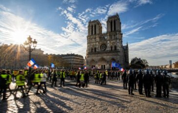 Scontri nelle città francesi: Macron richiama l'ordine