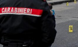 Vicini lanciano l'allarme: cadavere trovato in casa