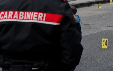Vicini lanciano l'allarme: cadavere trovato in casa