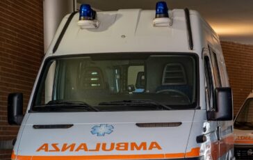 Ambulanza davanti al pronto soccorso dell'ospedale Niguarda a Milano