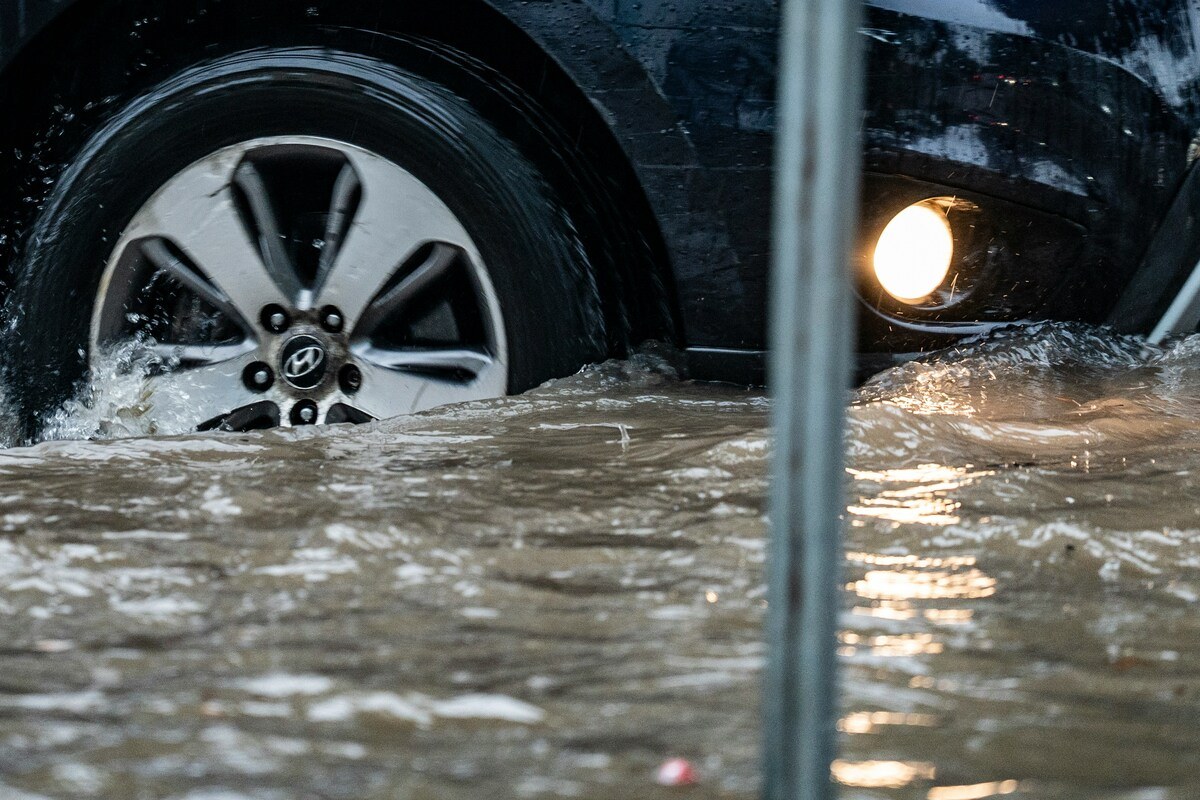 “Strade come fiumi”, è allerta rossa: alluvione da incubo