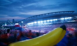 Striscioni, canzoni e banane: la sfida dei rossi a City