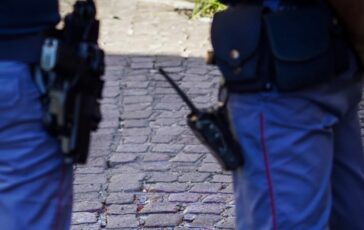 Trova 128mila dollari su un bancomat e li consegna alla polizia: 