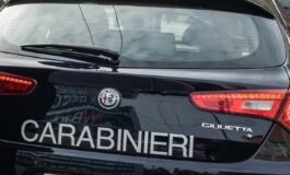 Auto dei carabinieri con la scritta 'Carabinieri' e il logo dell'Alfa Romeo, parcheggiata in Piazzale Fratelli Zavattari a Milano durante il lockdown.