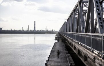 Ucraina intensifica attacchi alle raffinerie russe dopo raid su Kiev