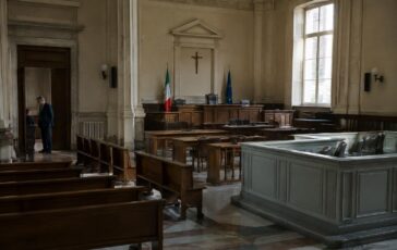 Uomo di 55 anni patteggia due anni per diffusione di foto intime