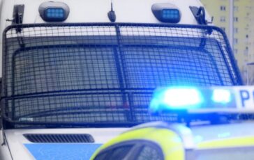 Donna provoca un incidente mortale perché guarda un video a luci rosse alla guida