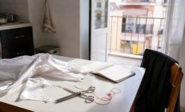 Violenza domestica a Napoli: 21enne colpito da forbici della sorella minorenne