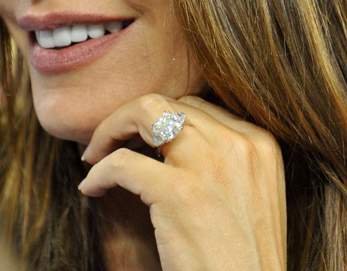 Anello di fidanzamento Tiffany o Cartier: consigli