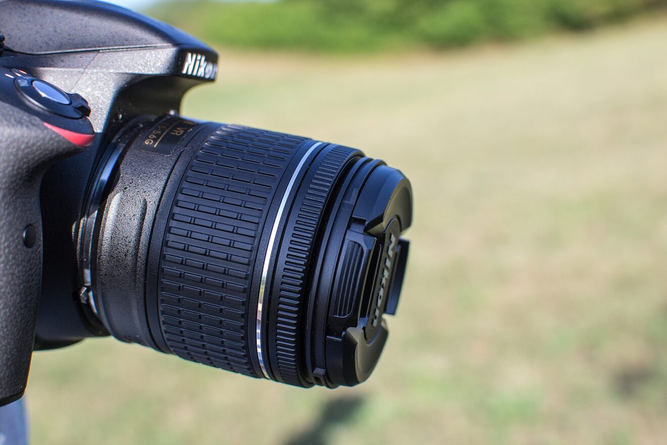Fotocamera digitale reflex o compatta? Scopriamo le differenze