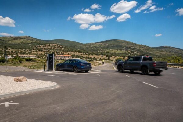 Auto elettriche: come affrontare viaggi lunghi senza stress