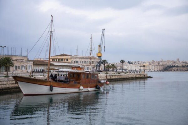 Global Sumud Flotilla e collettivi italo-albanesi uniscono le forze per difendere le coste albanesi