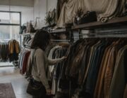 Guida all’usato fashion: verifiche, misure, difetti e resi