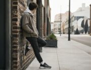 Guida bon ton allo streetwear urbano: materiali, fit e layering