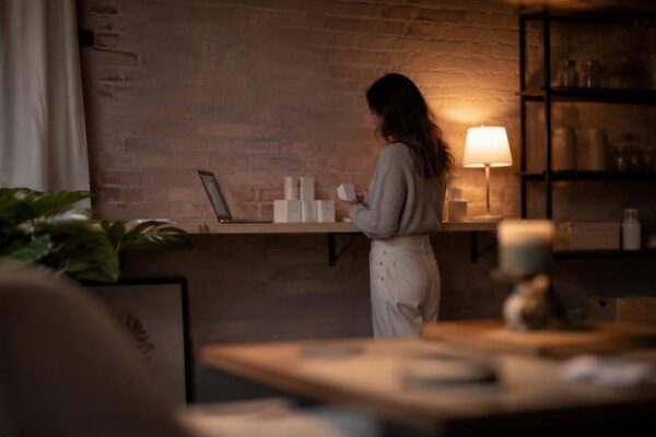 Come fare live shopping: piattaforme, FOMO, script e metriche