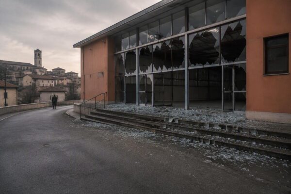 Tromba d'aria a Sinalunga: vittima trafitta da vetri e palazzetto scoperchiato