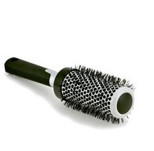 Come ottenere capelli lisci asciugandoli con una spazzola rotonda