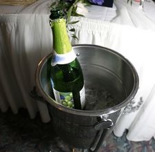 Come posizionare il vino bianco in un cestello per il ghiaccio