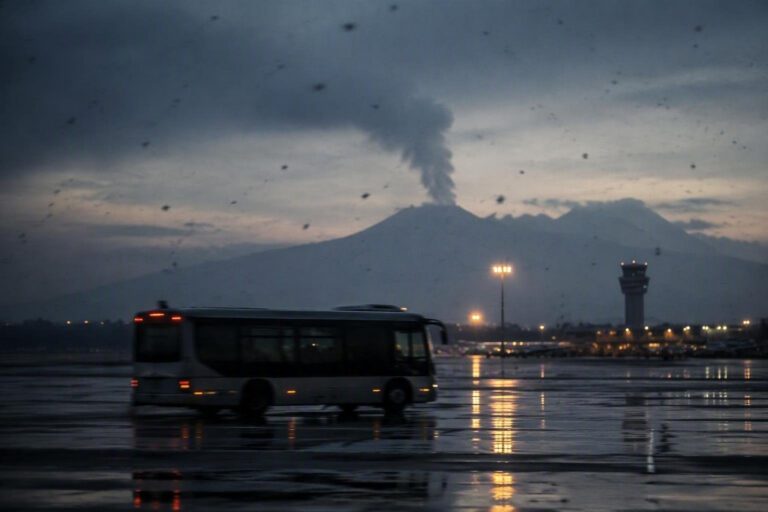 Etna in eruzione: voli cancellati e passeggeri bloccati a Ferragosto