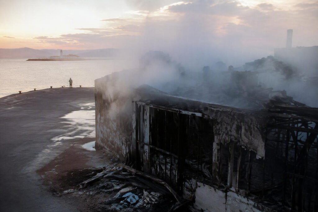 Favignana, incendio al terminal portuale: danni alla struttura e interventi dei vigili del fuoco