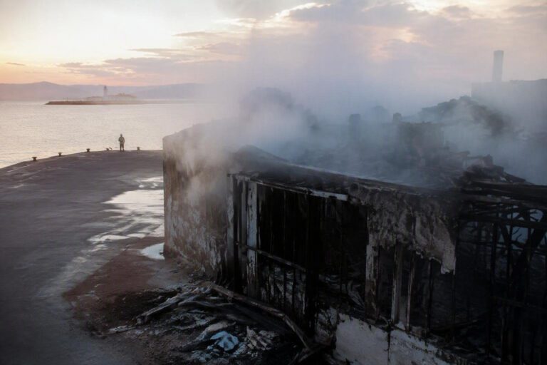 Favignana, incendio al terminal portuale: danni alla struttura e interventi dei vigili del fuoco