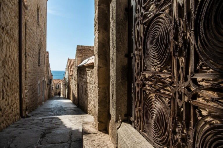 Scopri i segreti delle cornici scolpite nel centro storico di Cefalù
