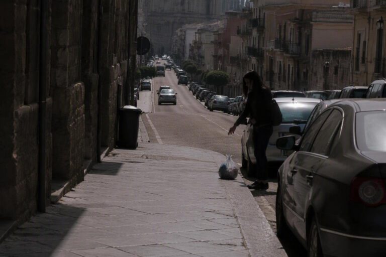 Video shock a Carini: donna ben vestita abbandona sacchetto di rifiuti in strada