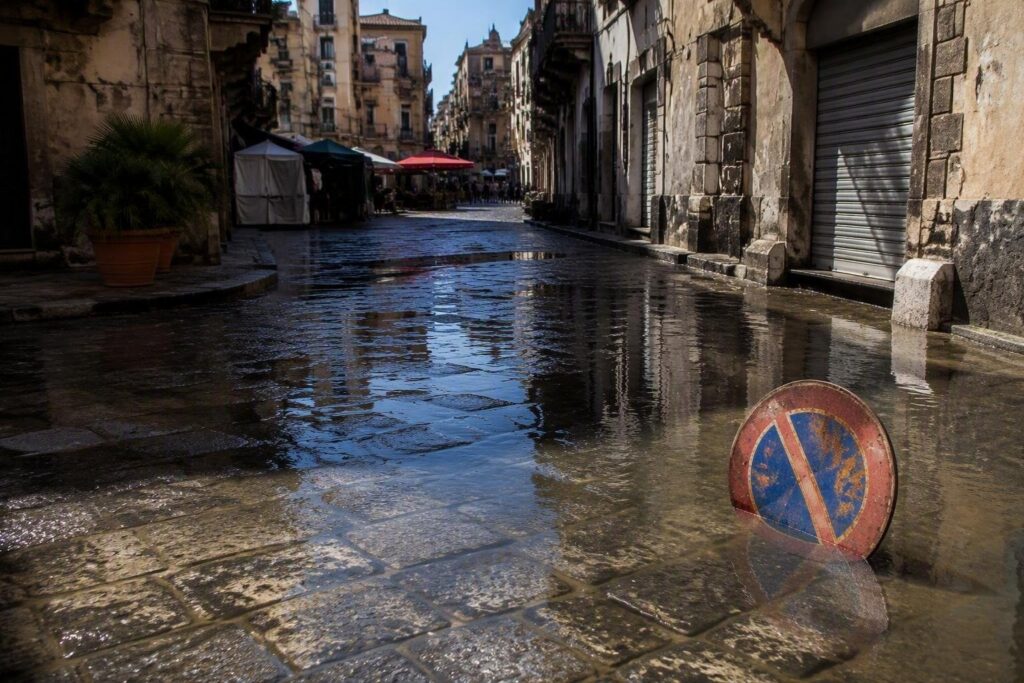 Maltempo a Palermo: strade allagate e blackout, la denuncia dei residenti