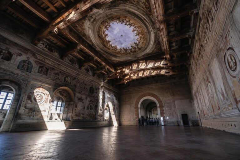 Oculus di Mantegna a Mantova e le antiche tholos: prospettiva e culto