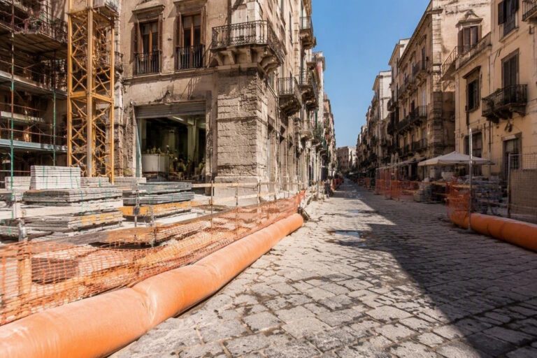 Sicurezza pedonale ignorata nel cantiere di via Pasquale Calvi
