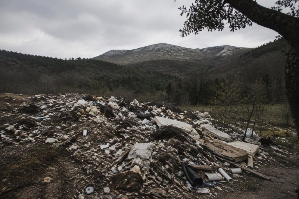 Carabinieri scoprono illegal dump di 500 mq nelle Madonie, denuncia