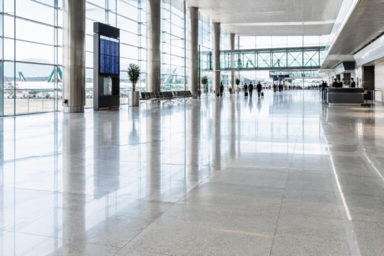 Ritardi e cancellazioni nei principali aeroporti italiani per guasto Enav