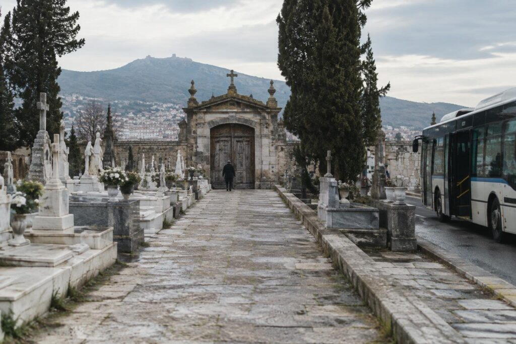Servizio speciale di trasporto e nuovi orari al cimitero comunale