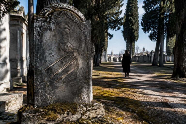 Tre danneggiamenti alla lapide di Ermanno Riganti, indagata una 92enne