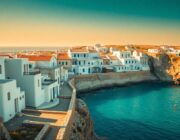 Vacanze estive di Chiara Ferragni: il fascino delle syrmata a Milos e Kimolos