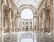 Decodificare i segnali dei reali: mani, sorrisi, postura e look