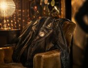 Guida al look Macho Man dei Village People con accessori moderni