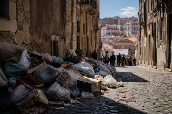 Rifiuti a Cagliari: la città sommersa dall'inciviltà e le proteste dei residenti