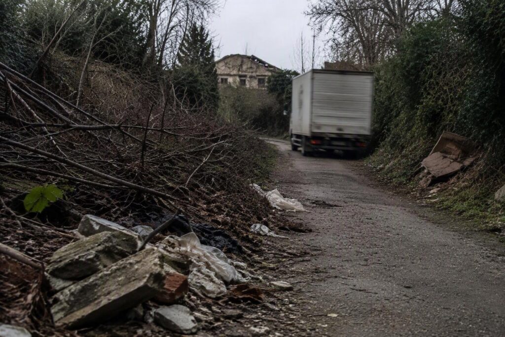 Area privata trascurata minaccia sicurezza a via San Francescuccio