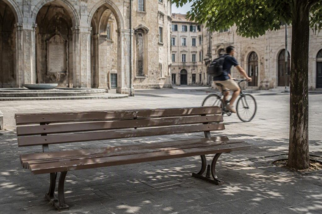 Panchina rossa per le donne violenza dipinta di marrone a Perugia