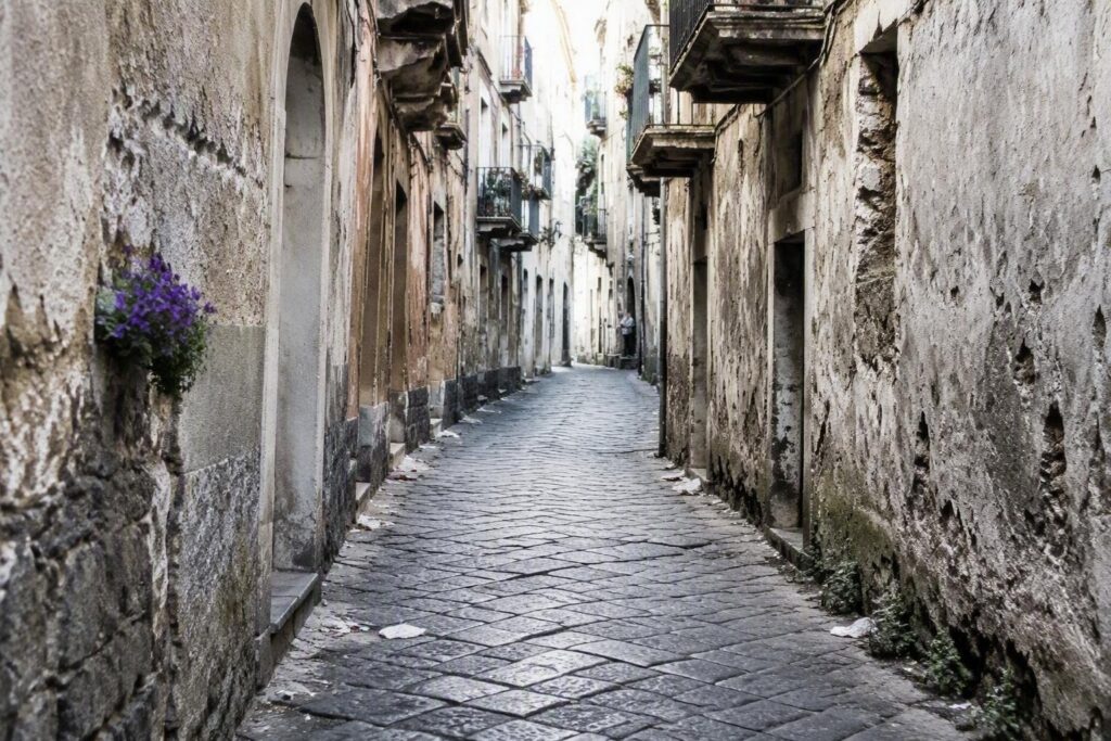 Perugia: residenti di via della Viola denunciano degrado e inciviltà