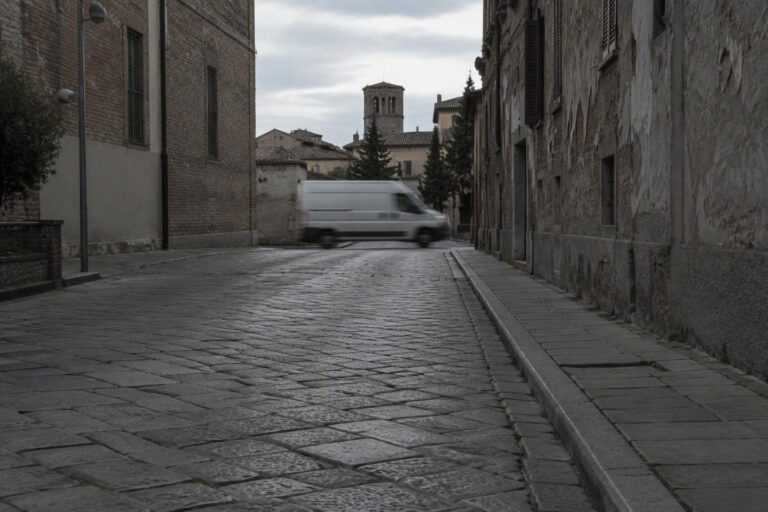 Ragazzo di 14 anni denunciato a Magione per droga: errore del corriere scopre il pacco