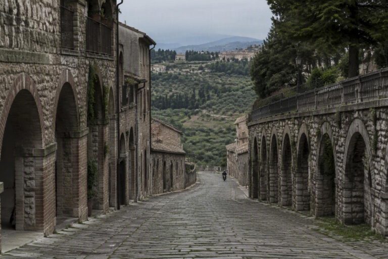 Sicurezza su due ruote a Perugia: guida essenziale per città e colline