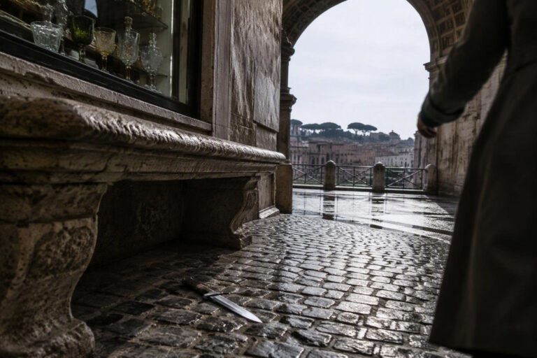 Tentato femminicidio a Roma: l’ex marito accoltella la moglie e fugge