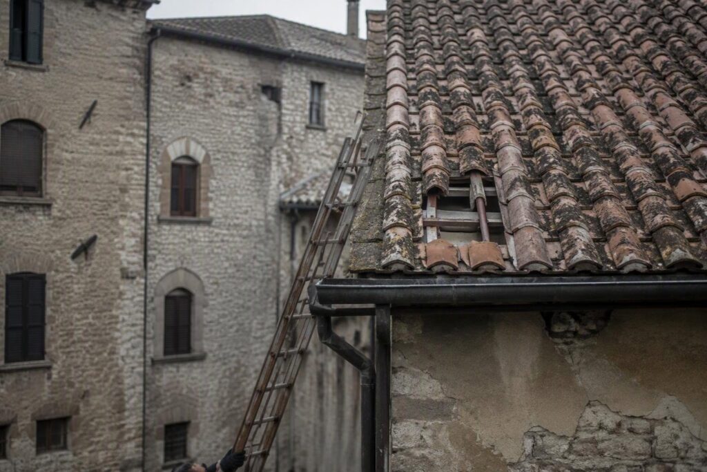 Caduta dal tetto di un pensionato a Foligno, ricoverato a Perugia