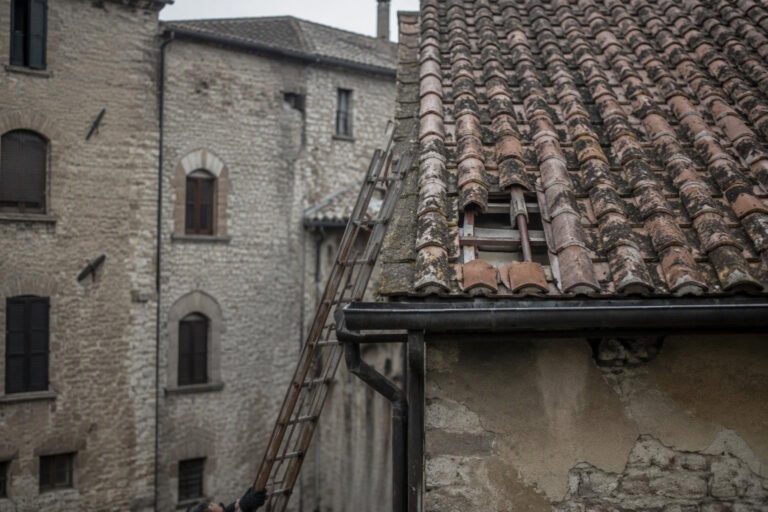 Caduta dal tetto di un pensionato a Foligno, ricoverato a Perugia