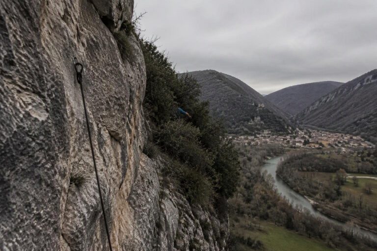 Ferentillo Verticale 2026: gare di boulder, trail e pulizia del Nera