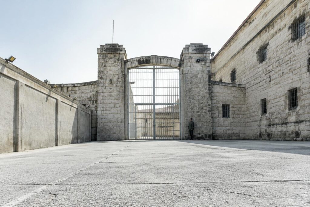 Il Museo in valigia arriva al carcere di Capanne con la presenza di Isgrò