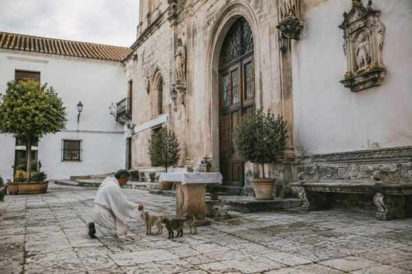 Tradiciones religiosas honran a San Roque con bendiciones para perros y gatos