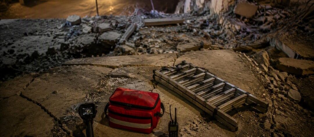 Crollo a Pistunina: vigili del fuoco al lavoro per trovare i superstiti